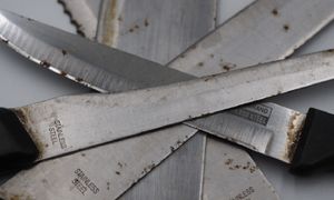 Jak pozbyć się rdzy z noży? Sięgnij po popularny napój