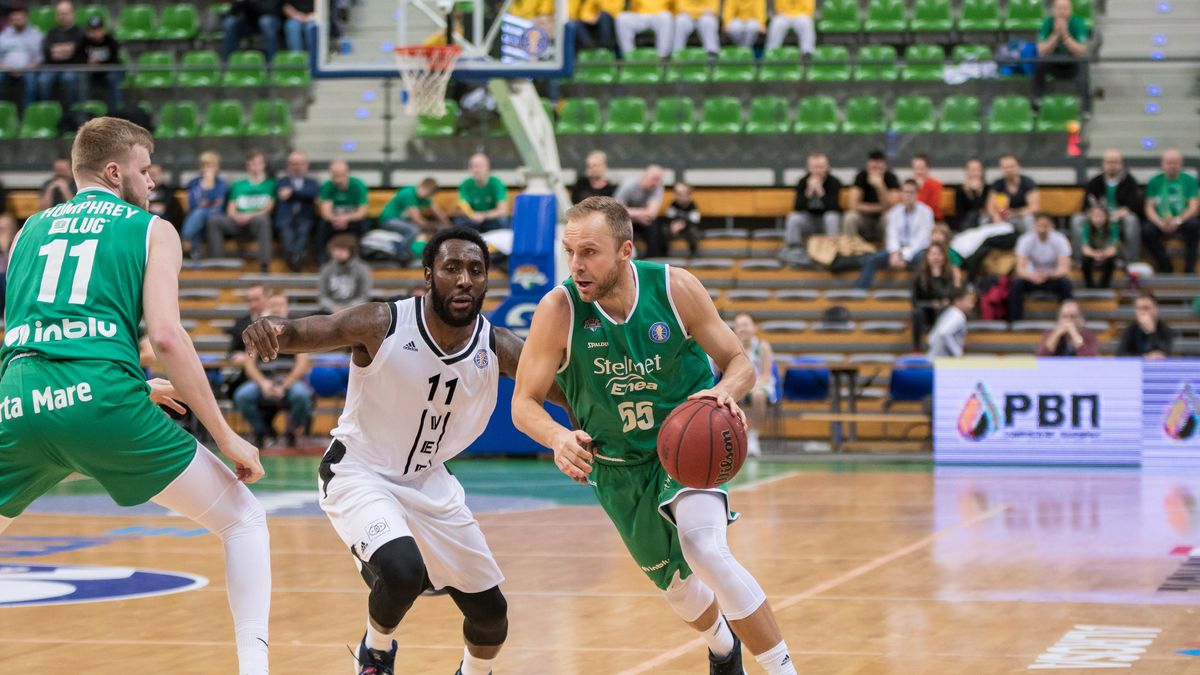 Stelmet - VEF Od lewej Michael Humphrey, Glenn Cosey, Łukasz Koszarek