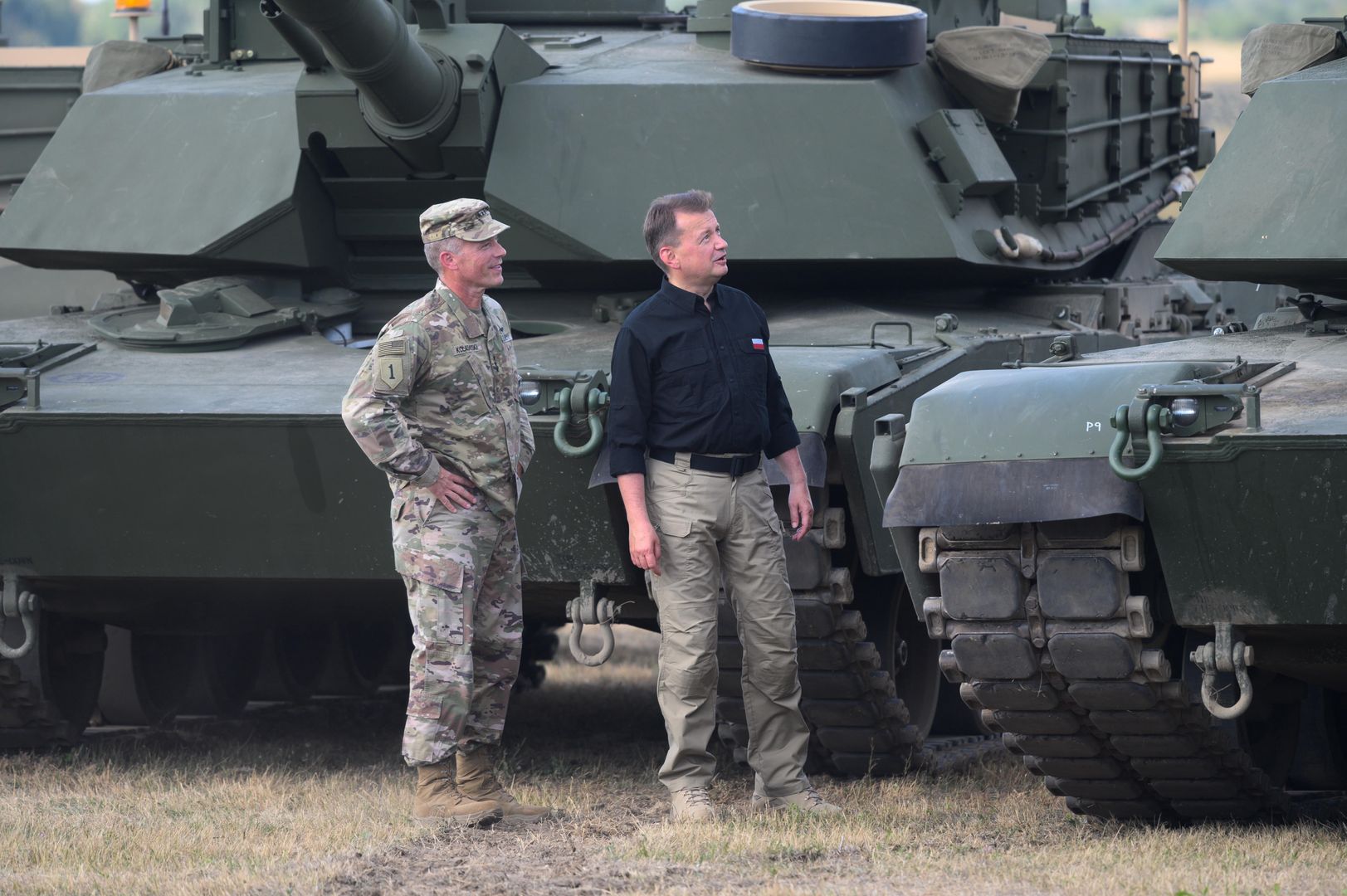 Mariusz Błaszczak podczas szkolenia polskich żołnierzy na czołgach Abrams w Biedrusku