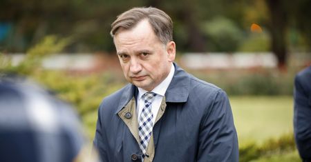 Służby były u Ziobry. Jaki alarmuje: Wybijali szyby i niszczyli dom