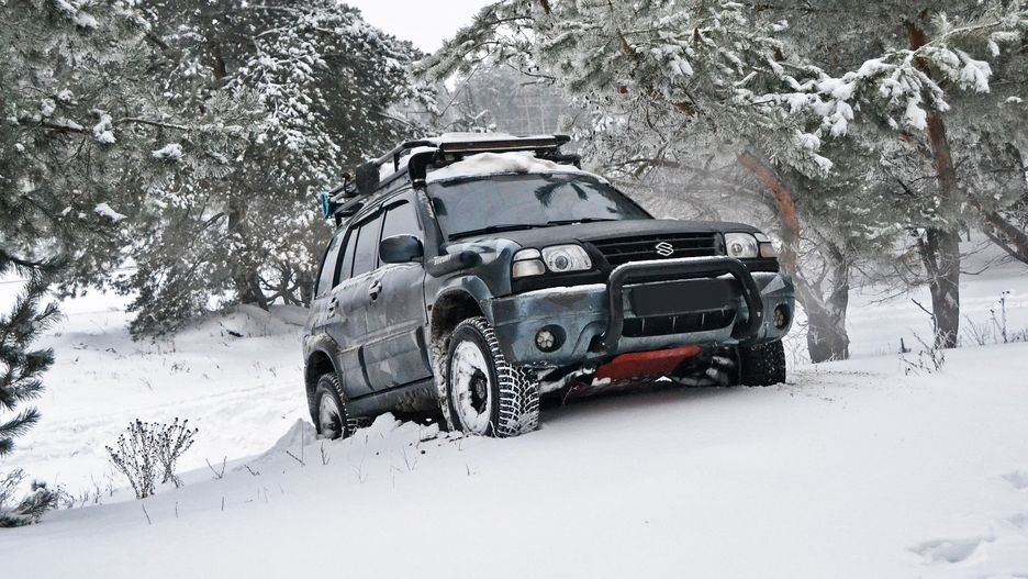 samochód terenowy samochód zima śnieg zaspy offroad off-road