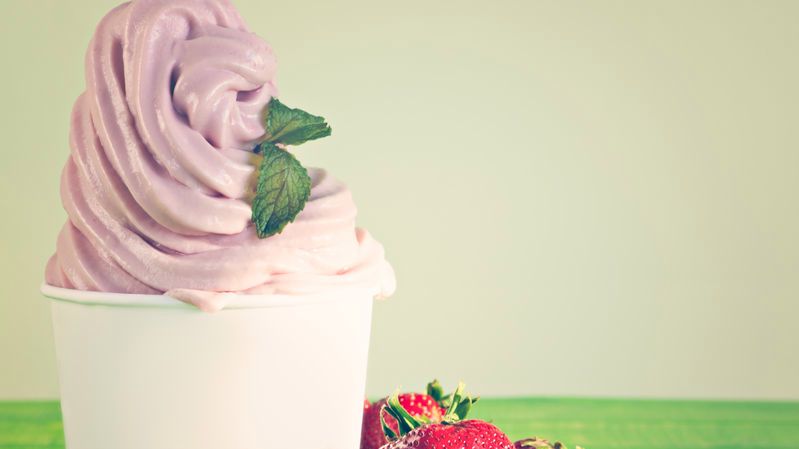 Mrożony jogurt (wszystkie smaki poza czekoladowym) z dodatkiem odtłuszczonego mleka i niskokalorycznym słodzikiem