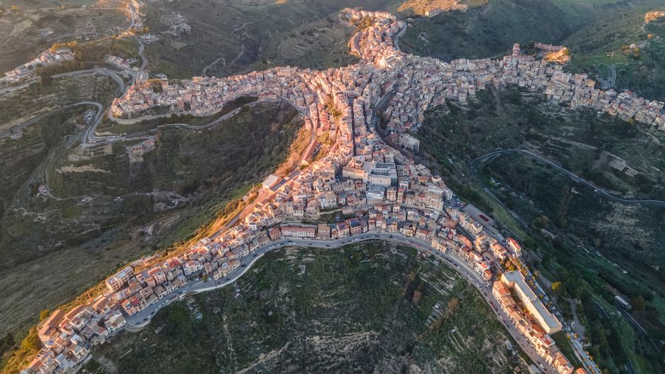 Centuripe z lotu ptaka ma niezwykły kształt