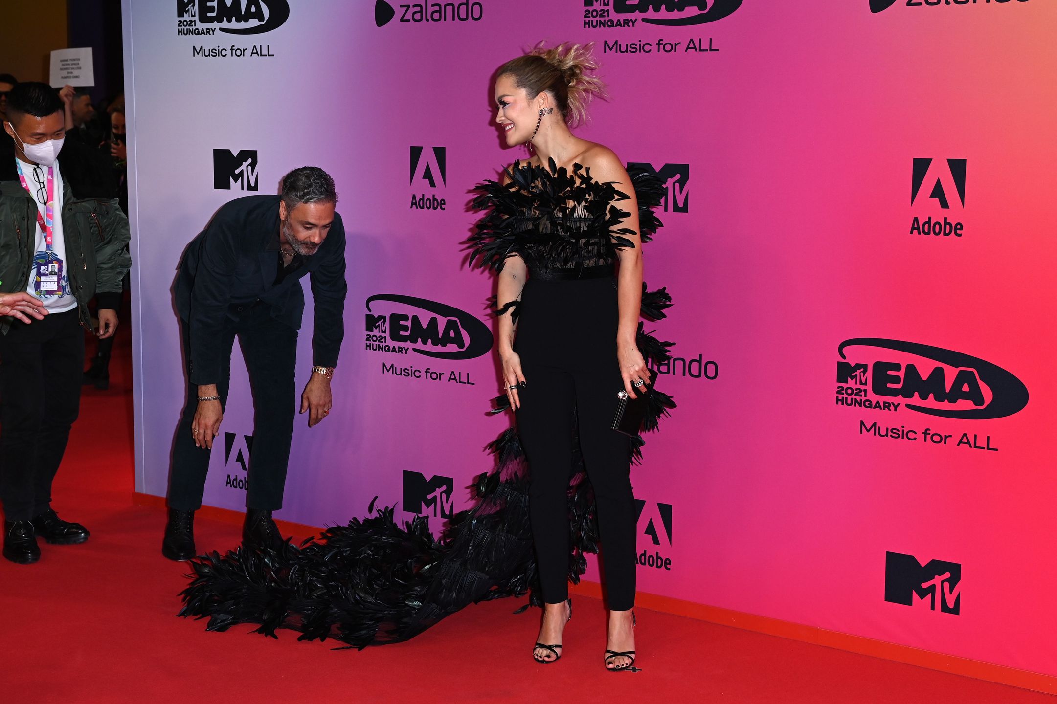 Rita Ora i Taika Waititi na MTV EMA 2021