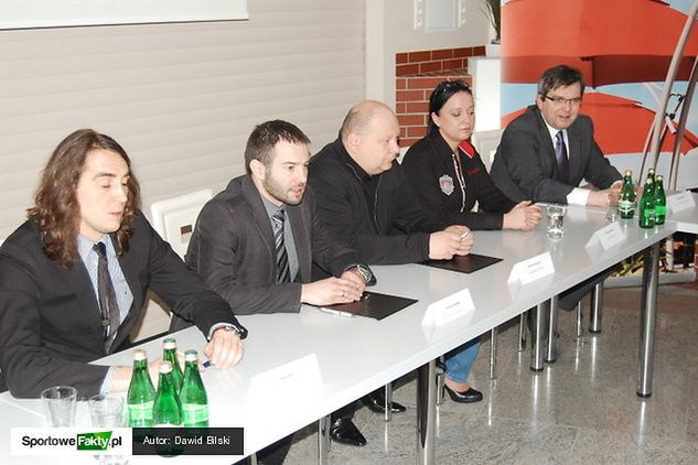 Uczestnicy wtorkowej konferencji. Od lewej: Paweł Litwin (członek Rady Nadzorczej Litexu), Tomasz Sulkowski (prezes zarządu Litexu), Mirosław Wodniczak (prezes ŻKS Ostrovia), Patrycja Smętek (dyrektor ŻKS Ostrovia), Jarosław Urbaniak (prezydent Ostrowa)