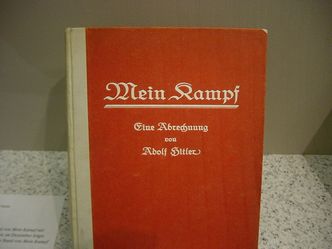 Sprzedadzą "Mein Kampf" po niskiej cenie