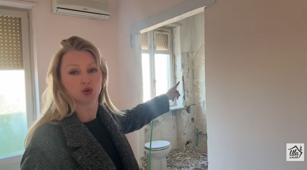 Chincz pokazuje, gdzie będzie stał jej prysznic 