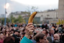 Ludzie jedli banany przed Muzeum Narodowym. Muzeum wystosowało prośbę