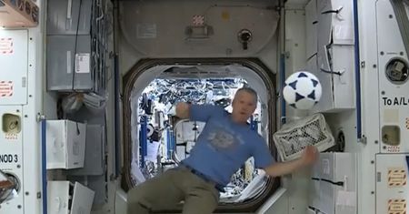 Astronauci na ISS lepsi niż piłkarze na Mundialu?