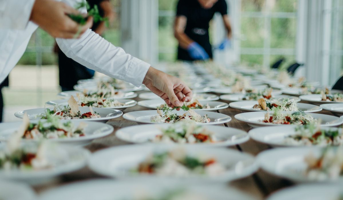 Restauracja robiła okropną rzecz z jedzeniem z wesela. Całe szczęście, że ich przyłapali