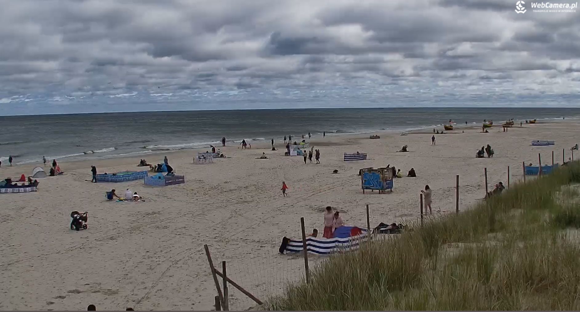 Na plaży w Dębkach (woj.pomorskie) plażowiczów nie brakuje!