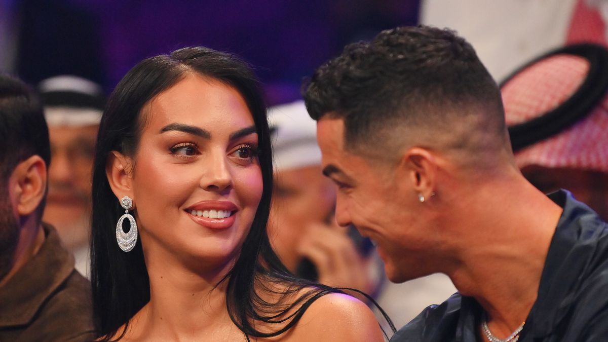 RIYADH, SAUDI ARABIA - OCTOBER 28: Cristiano Ronaldo and his wife Georgina Rodríguez speak ringside prior to the Heavyweight fight between Tyson Fury and Francis Ngannou at Boulevard Hall on October 28, 2023 in Riyadh, Saudi Arabia. (Photo by Justin Setterfield/Getty Images)