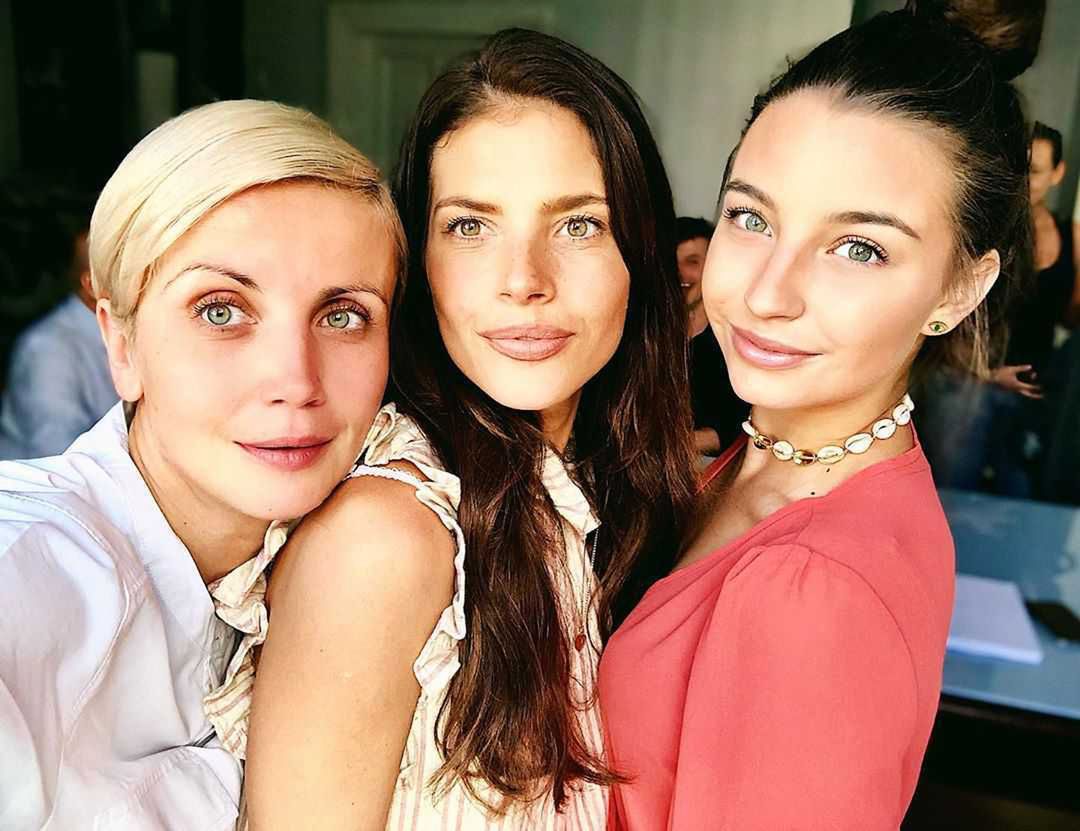 Katarzyna Zielińska, Julia Wieniawa, Weronika Rosati na planie serialu "Zawsze warto"