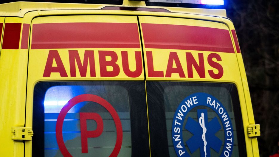 Wypadek na DK27 pod Zielon? G�r?
Fot. NewsLubuski/East News, Nowogrod Bobrzanski, 15.11.2024. Wypadek drogowy na drodze krajowej nr 27 kolo Zielonej Gory. Na odcinku w rejonie Nowogrodu Bobrzanskiego czolowo zderzyly sie dwa samochody osobowe marki Skoda i Opel. Wczesniej Opel uderzyl jeszcze w ciezarowke. Piec osob zostalo poszkodowanych i trafilo do szpitala. Na miejsce przylecial smiglowiec LPR. Trasa jest zablokowana. N/z ambulans
NewsLubuski