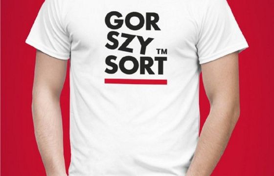 „Odzież patriotyczna dla normalnych Polaków”. Ruszyła sprzedaż koszulek „Gorszy Sort”