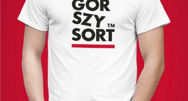 „Odzież patriotyczna dla normalnych Polaków”. Ruszyła sprzedaż koszulek „Gorszy Sort”