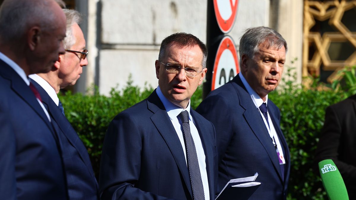 Vladimir Medinsky (C), head of the Russian delegation, delivers a statement to press after the second meeting between Russian and Ukranian delegations for peace talks in Istanbul, Turkey, 02 June 2025. EPA/TOLGA BOZOGLU Dostawca: PAP/EPA.