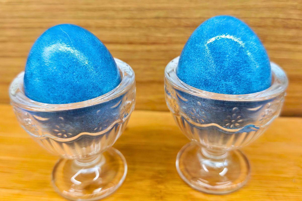 Jajka barwione w czerwonej kapuście z dodatkiem octu i soli