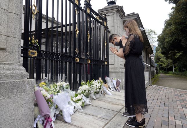 Pod ambasadą brytyjską w Tokio złożono kwiaty upamiętniające śmierć brytyjskiej królowej
