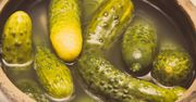 Lubisz ogórki kiszone? Oto jak wpływają na twój organizm, gdy je jesz