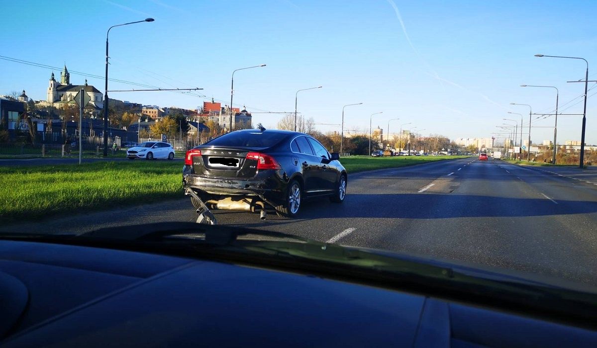 Zderzenie audi z volvo przed przejściem dla pieszych na al. Unii Lubelskiej