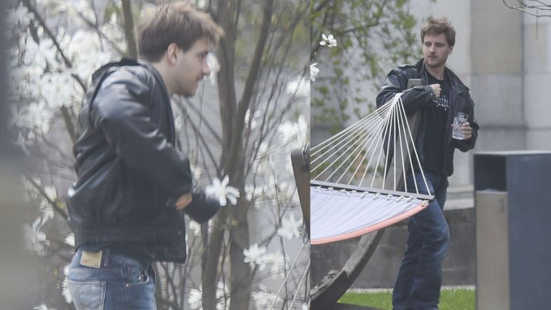 Maciej Musiał i relaks pod magnolią