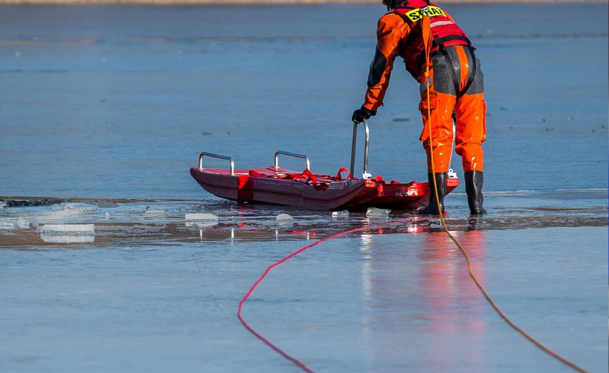 wiadomości,aktualności,WP Wiadomości Pod autem załamał się lód. Dwóch mężczyzn wpadło do jeziora