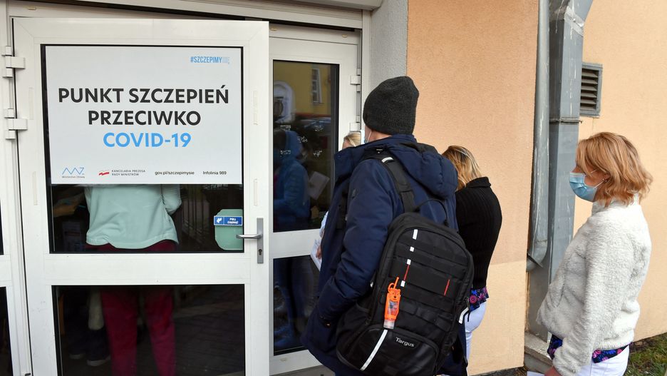Koronawirus. Kiedy szczepienia w Polsce przyniosą efekt. Amerykańscy eksperci opracowali prognozę dla Polski