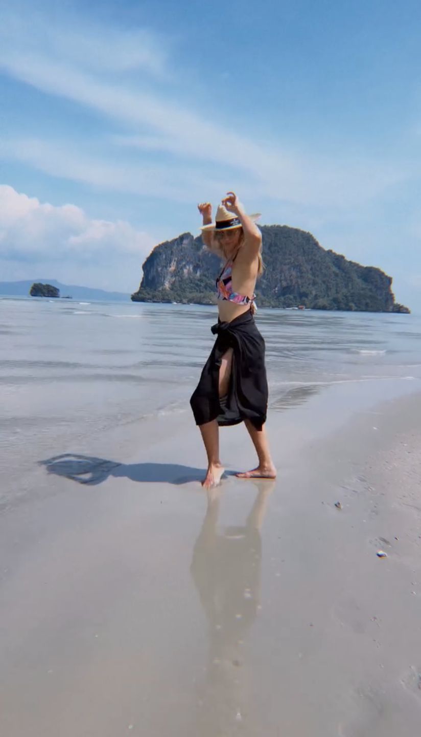 Agnieszka Kaczorowska tańczy na plaży