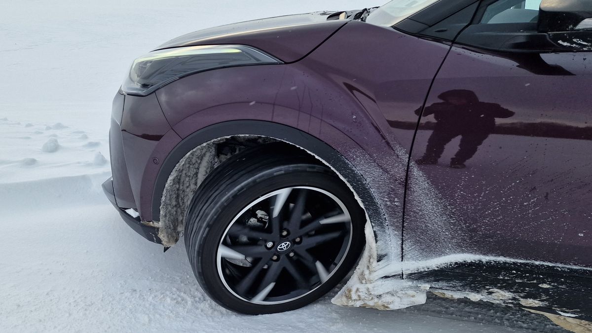 Wystarczy taka sytuacja, by utknąć. Jedno z kół jest na ubitym śniegu i samochód stoi