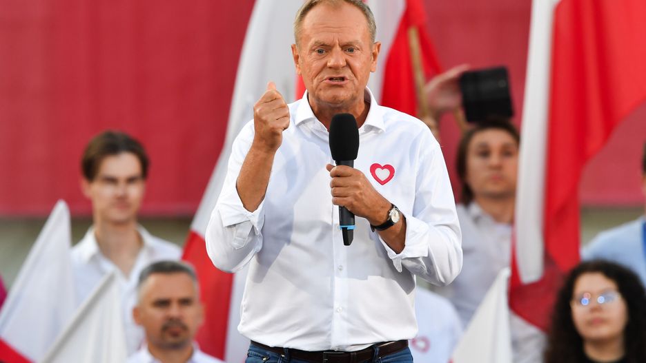 Otwock, 25.09.2023. Kampania wyborcza do parlamentu 2023. Przewodniczący Platformy Obywatelskiej Donald Tusk podczas wiecu wyborczego w Otwocku, 25 bm. (mr) PAP/Piotr Nowak