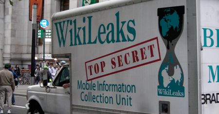 Facebook przyznaje, że zablokował treści z WikiLeaks, bo... mógł to zrobić