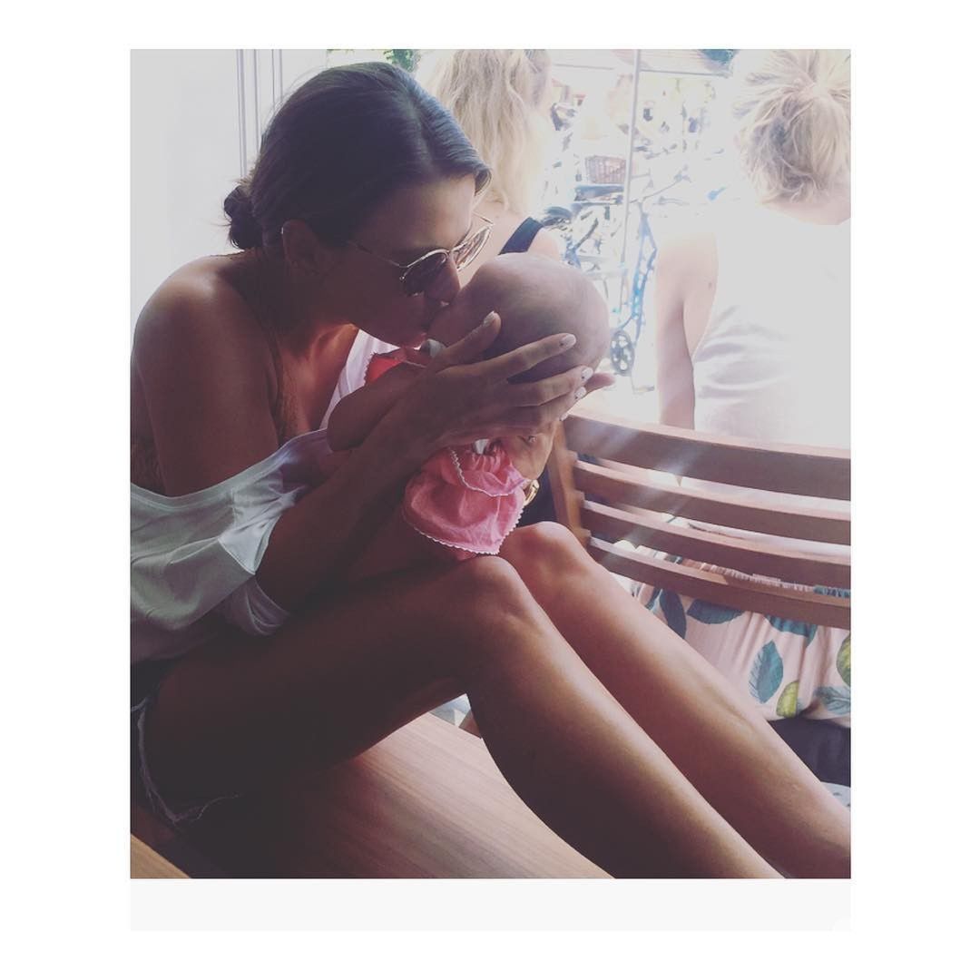 Anna Lewandowska pozuje z Klarą Lewandowską