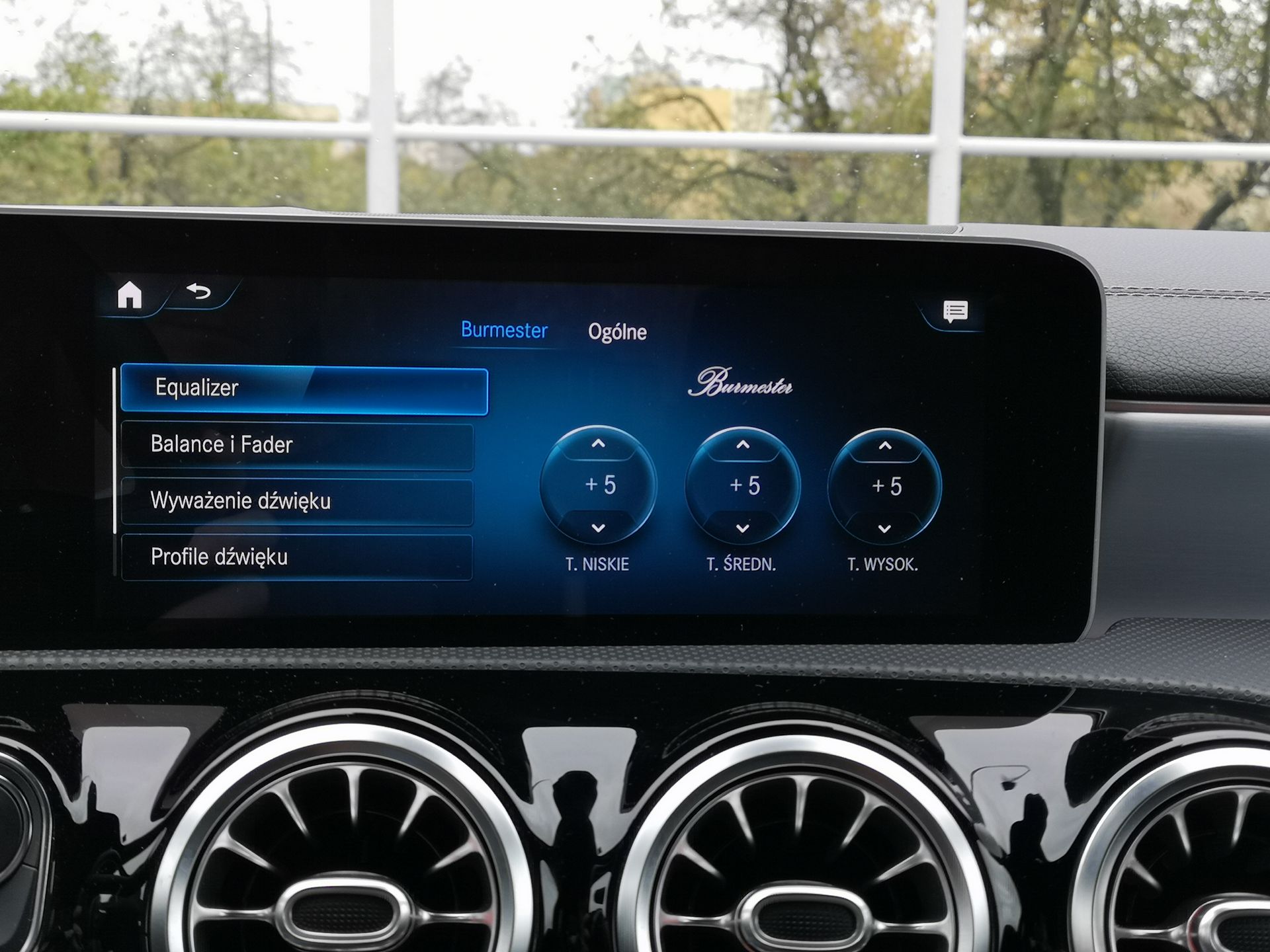 Mercedes CLA: System MBUX, wirtualny kokpit i audio Burmester 35