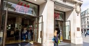 Głosy konsumentów zostały wysłuchane. H&M przeprasza za stereotypowe hasło reklamowe i usuwa je ze sklepów