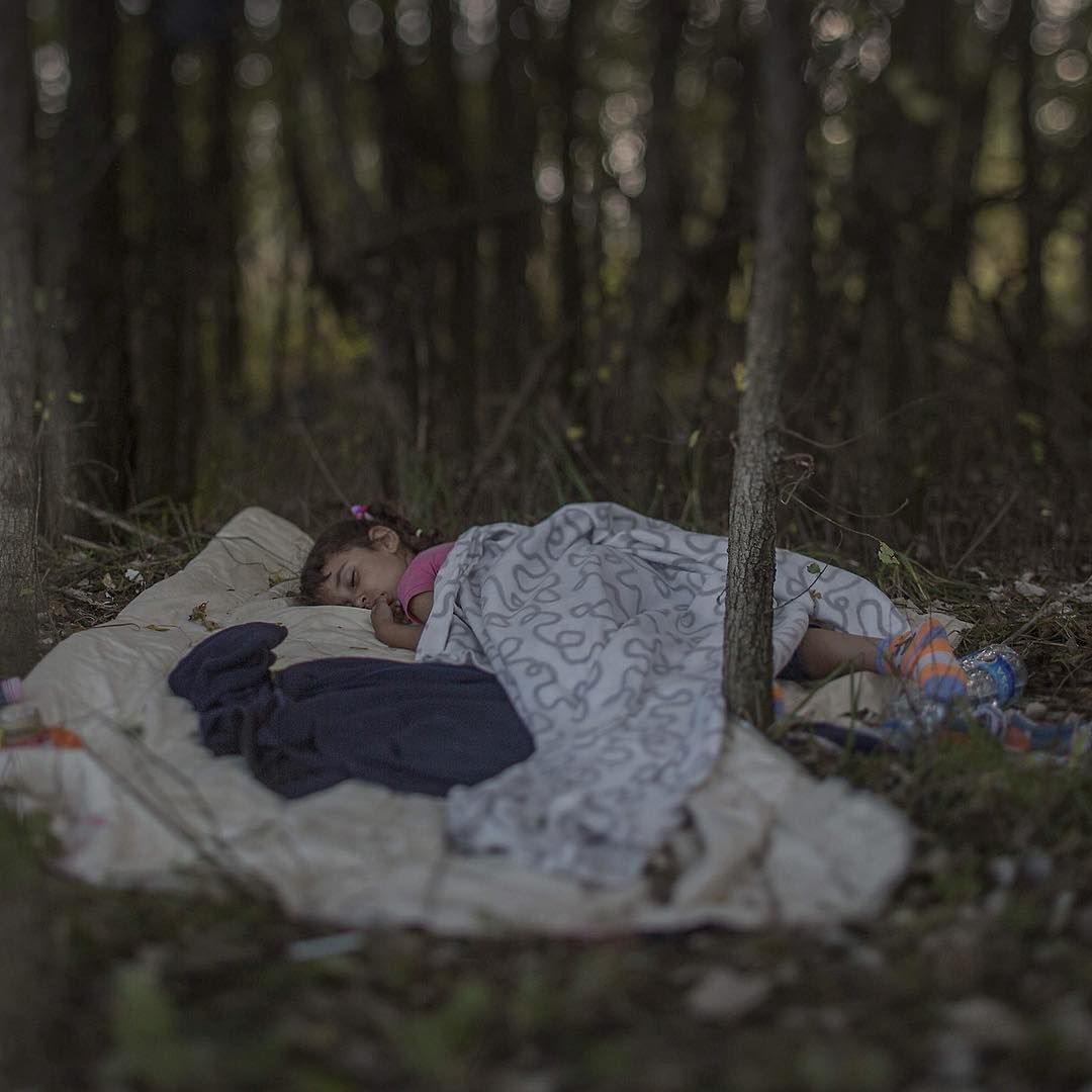 Magnus Wennman pokazuje, jak i gdzie śpią dziećmi syryjskich uchodźców w Europie