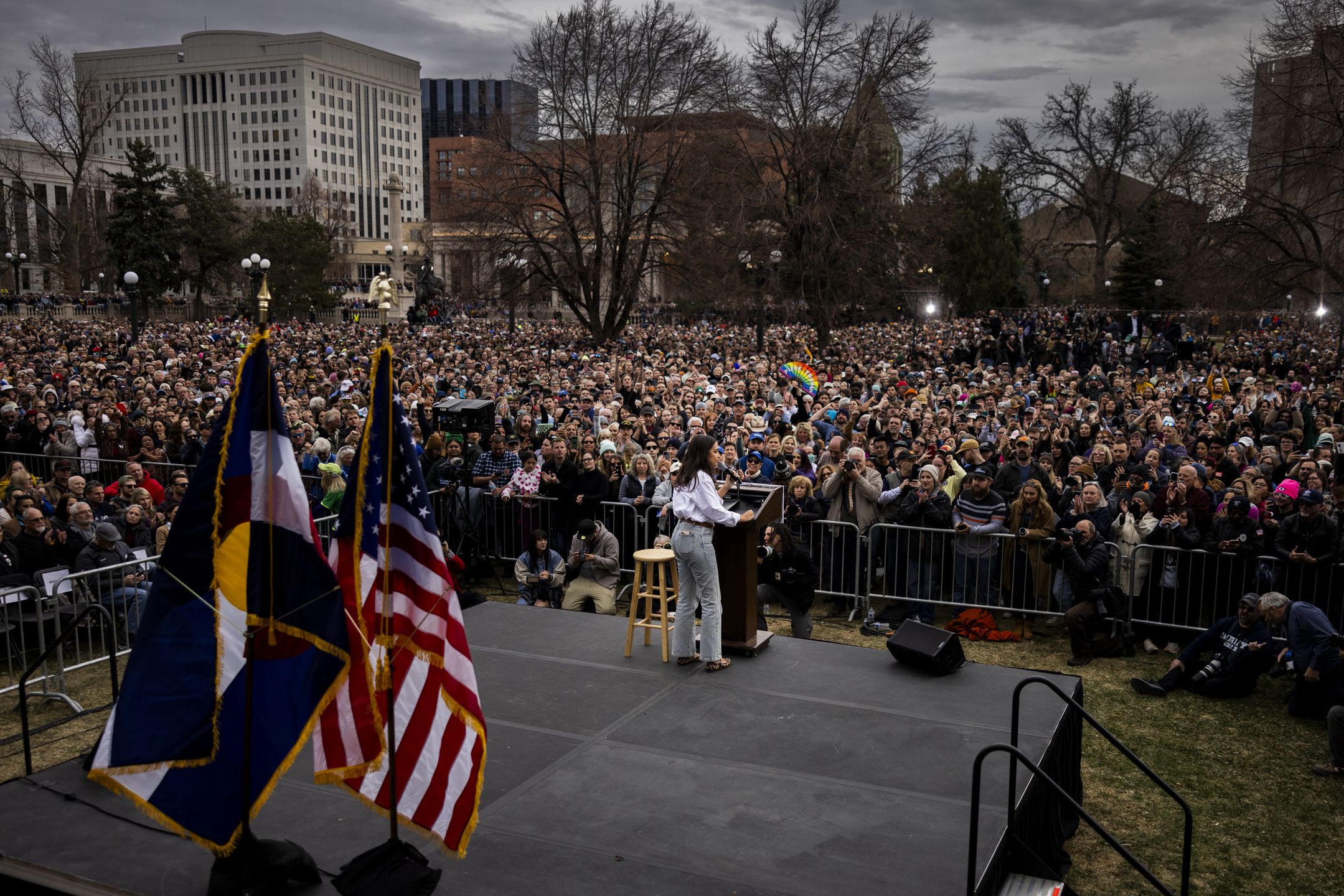Alexandria Ocasio-Cortez przemawia na wiecu w Denver, 21 marca