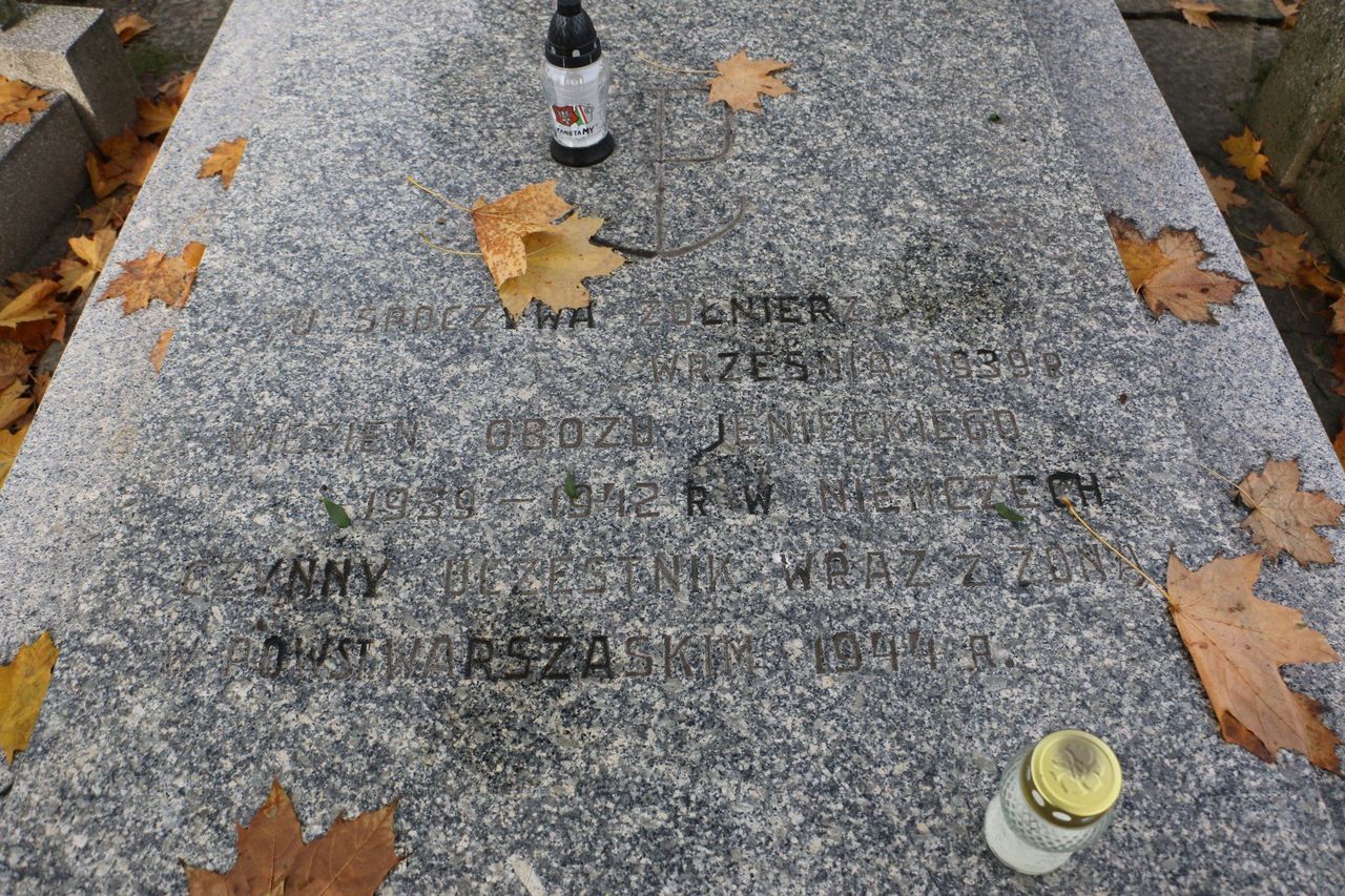 Aleksandrów Kujawski: Stare i niezwykłe nagrobki na cmentarzu parafialnym. Historia miasta zapisana w kamieniu