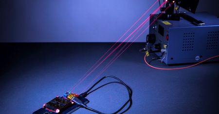 Laserowe ładowanie smartfona