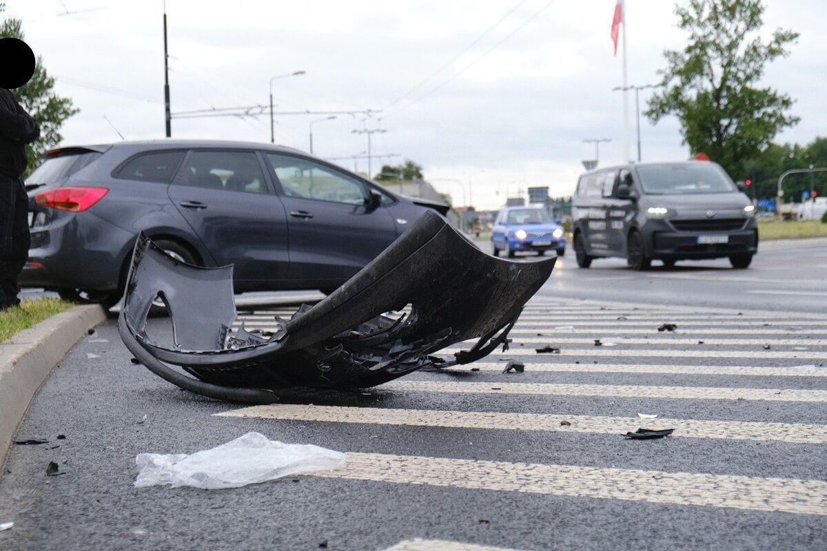 Zderzenie opla z kią na rondzie Mohyły w Lublinie