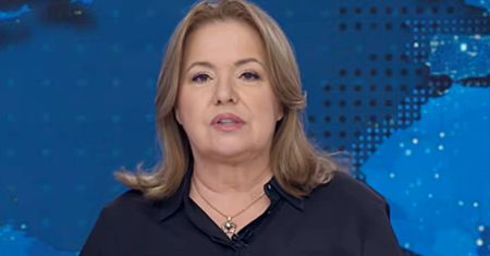 Danuta Holecka nie jest wyuczona zawodu. Jej wykształcenie odbiega od wyobrażeń