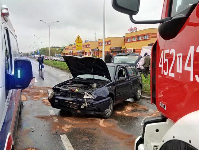 Zderzenie dwóch samochodów na ulicy Jana Pawła II