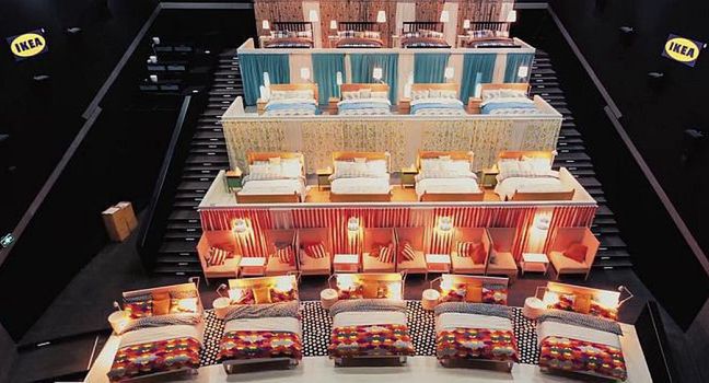 Akcja - żart Ikei zmienia kino w sypialnię (wideo)