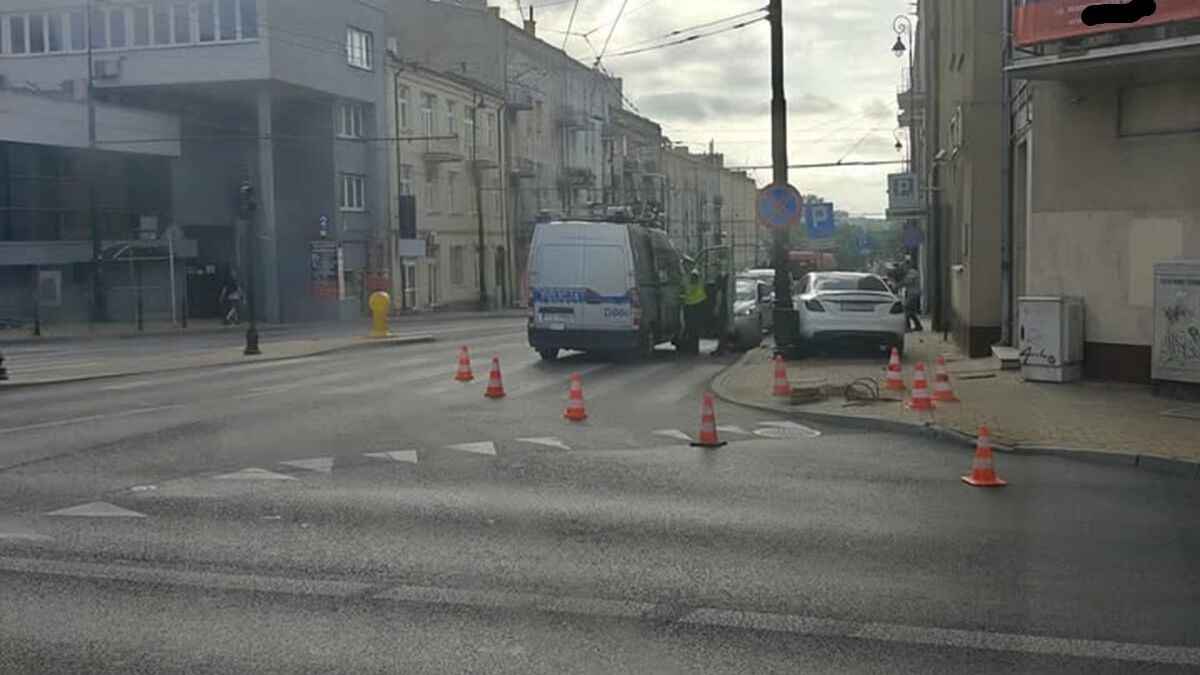 Mercedes ściął sygnalizator na skrzyżowaniu ul. Narutowicza i al. Piłsudskiego w Lublinie