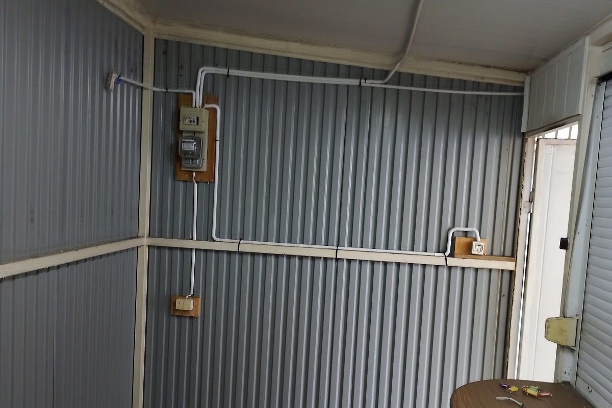 Ściana z instalacją elektryczną w pawilonie
