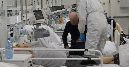 Epidemia trwa. Będą nowe obostrzenia? Prof. Horban przedstawił rekomendacje