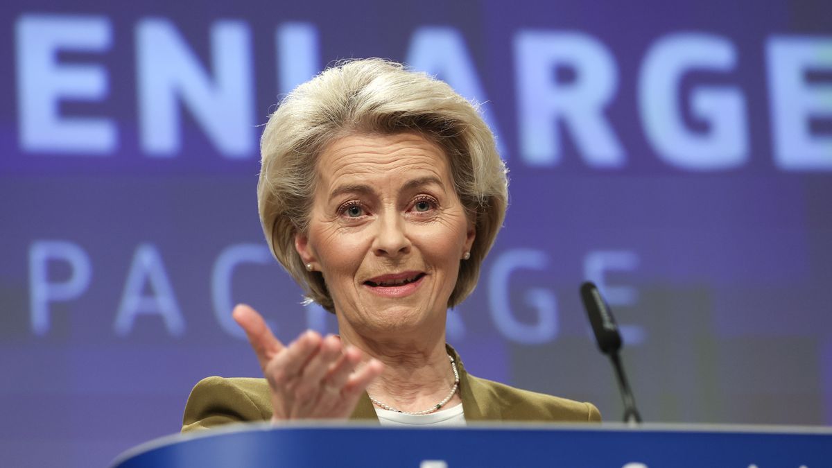 European Commission President Ursula von der Leyen gestures as she holds a press conference on the EU's 2023 enlargement package and the new Growth Plan for the Western Balkans, in Brussels, Belgium, 08 November 2023. EPA/OLIVIER HOSLET Dostawca: PAP/EPA.