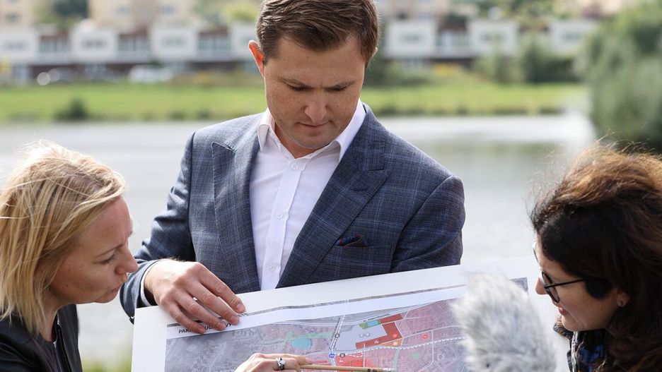 Dyrektor Biura Rozwoju Gdańska Edyta Damszel-Turek, wiceprezydent Piotr Grzelak i prezydent Aleksandra Dulkiewicz