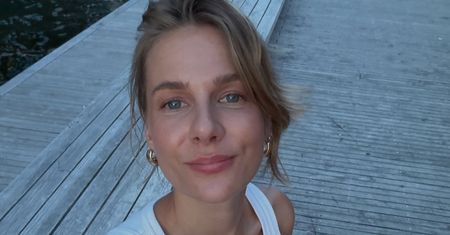 Marta Wierzbicka wyleguje się na plaży, prezentując TATUAŻE I TALIĘ OSY (FOTO)