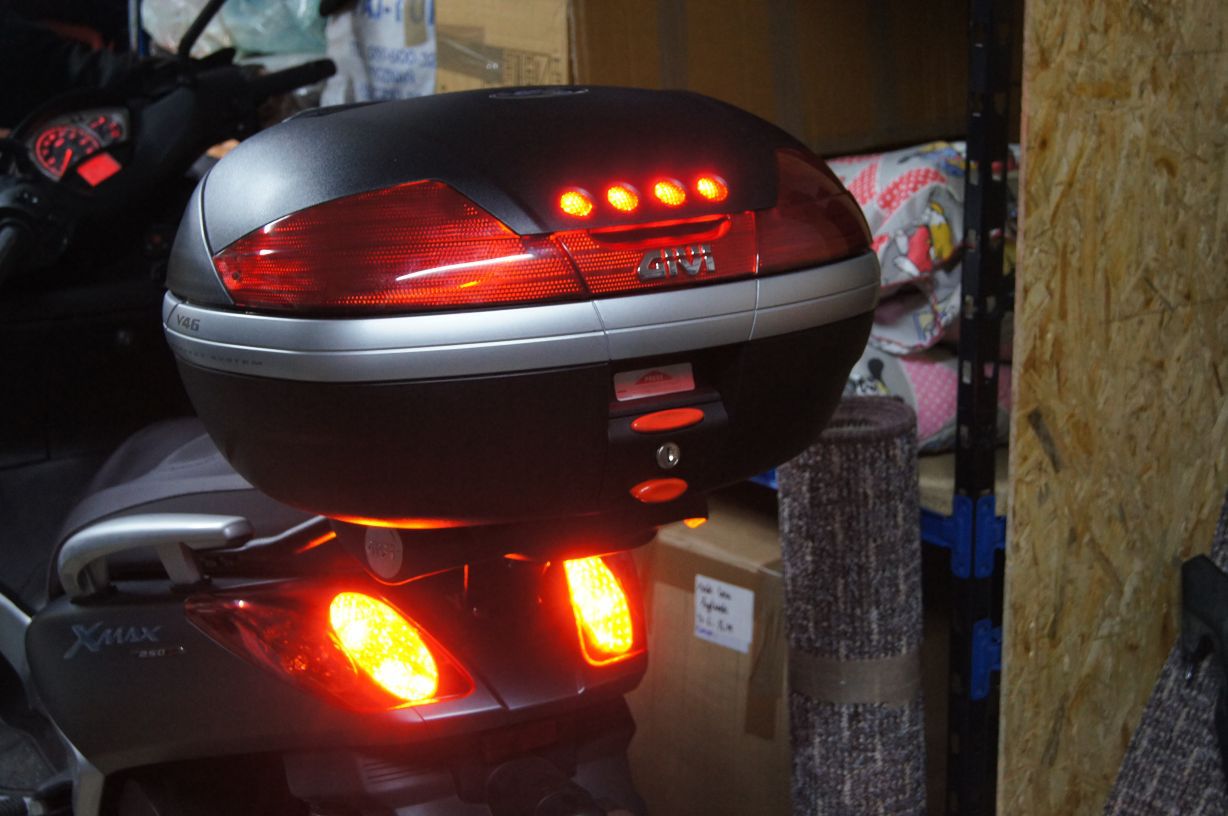 Przykład zastosowania trzeciego światła stop w kufrze GIVI V46 zamontowanym w skuterze Yamaha X-MAX.